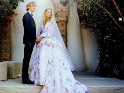 Clothing, Bridal veil, Veil, Dress, Textile, Bridal clothing, Photograph, Gown, Formal wear, Wedding dress, 
