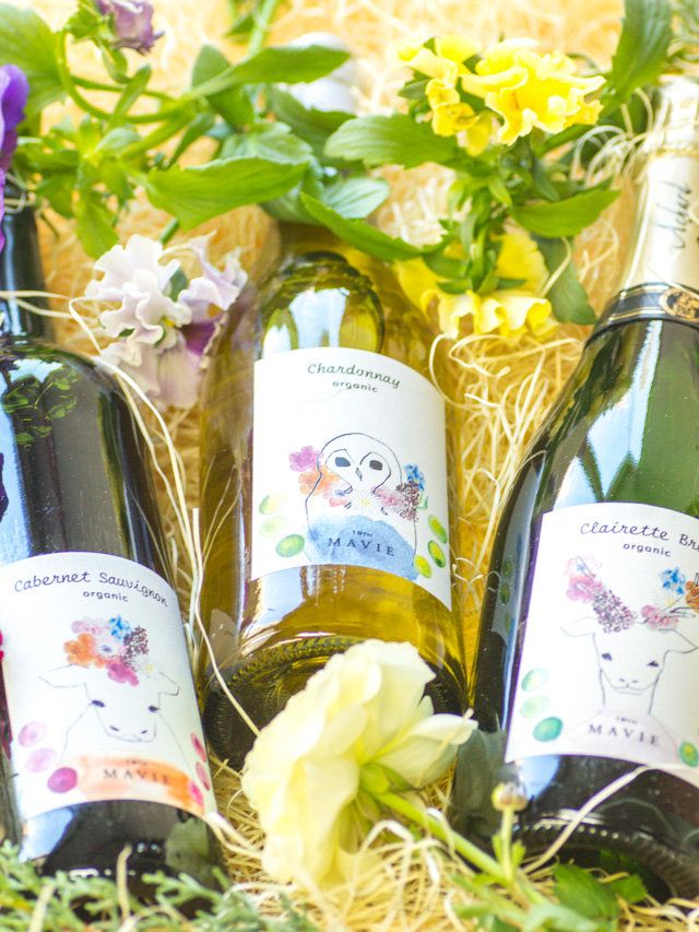 Bottle, Glass bottle, Ingredient, Lavender, Wine bottle, Drinkware, Label, Drink, Bouquet, Flower Arranging, 