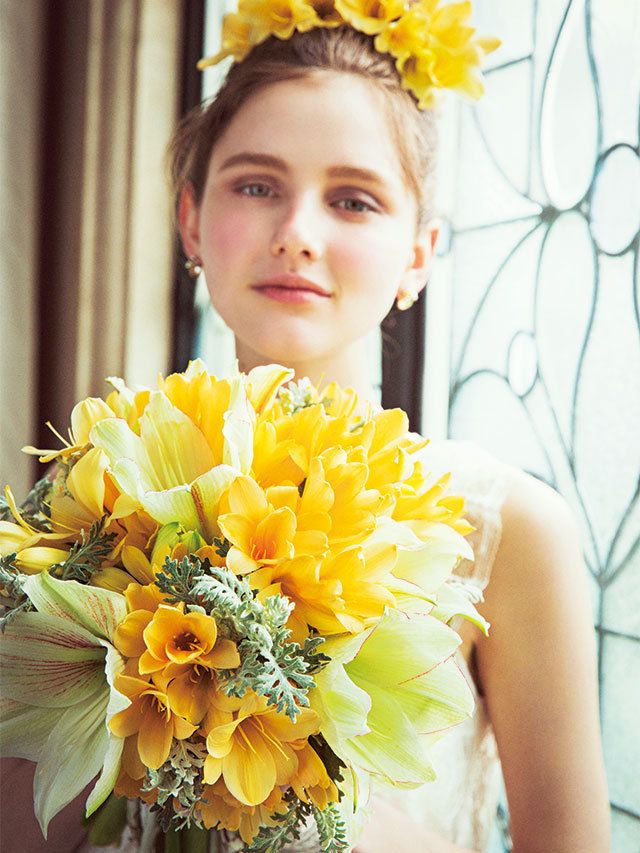 Petal, Yellow, Hairstyle, Eye, Flower, Bouquet, Cut flowers, Floristry, Dress, Beauty, 