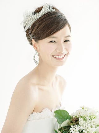 モダンなティアラ風のアレンジで花嫁の個性をアピール