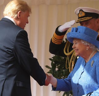 ドナルド トランプ米大統領 エリザベス女王に対してマナー違反連発