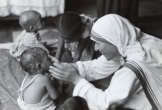 マザー テレサ 世界平和のためにできることですか まず家に帰って家族を愛しなさい