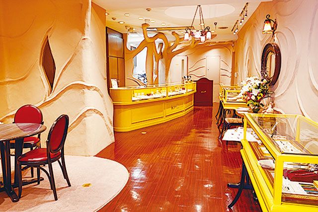 Interior design, Lighting, Yellow, Room, Ceiling, Furniture, Interior design, Amber, Light fixture, Hall, 