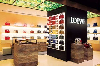 ジョナサン アンダーソンによる新作が集結 ロエベ の新ショップが池袋西武本店にオープン