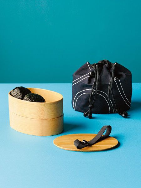 Bag, Tan, Shoulder bag, Leather, Natural material, Baggage, Still life photography, Strap, Slipper, 