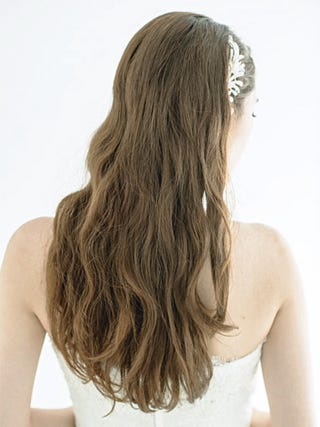 ヘアのツヤがアクセサリー ゴージャスなワンサイドダウン ヘアのツヤがアクセサリー ゴージャスなワンサイドダウン