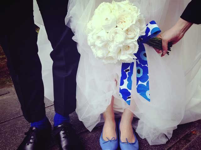 Clothing, Blue, Leg, Shoe, Yellow, Trousers, Bouquet, Petal, Photograph, Electric blue, 