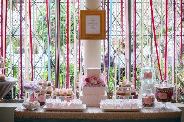 Decoration, Sweetness, Serveware, Dessert, Lavender, Cake, Baked goods, Flower Arranging, Fence, Floral design, 