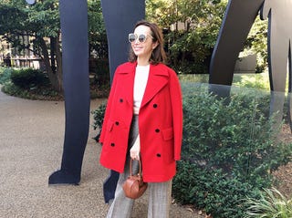 翁 安芸さんのファッションtips 赤いpコートで印象づけて 翁 安芸さんのファッションtips 赤いpコートで印象づけて