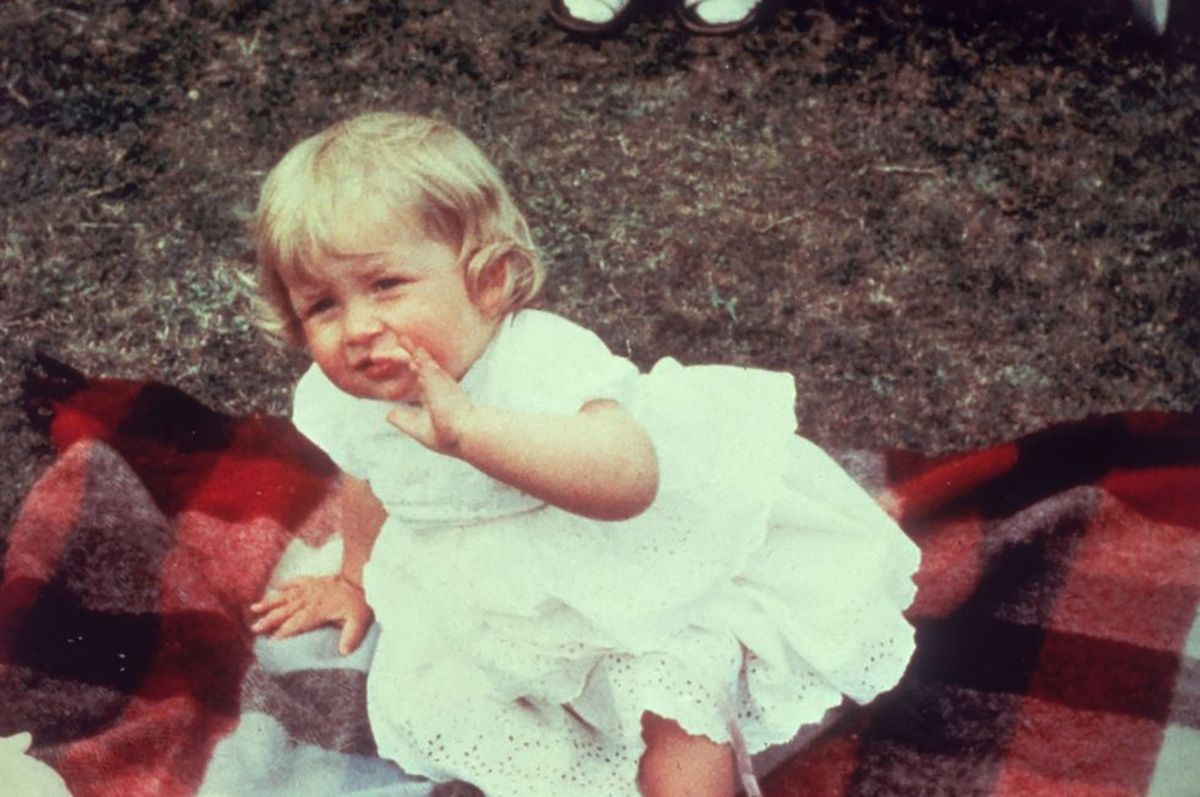 ダイアナ元妃がプリンセスになる前の貴重なフォトアルバム18選