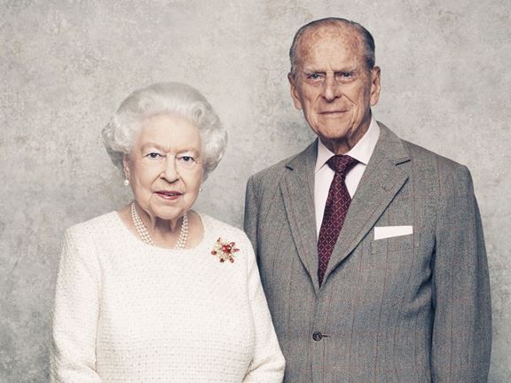 エリザベス女王とフィリップ殿下の結婚70周年記念写真に隠されたメッセージ