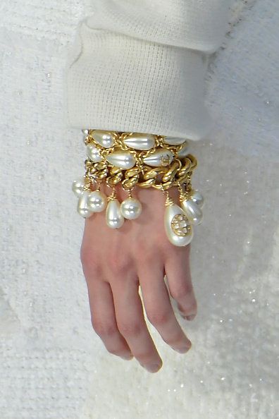 Finger, Body jewelry, Jewellery, Fashion accessory, Ring, Hand, Nail, Pearl, Gold, Metal, 