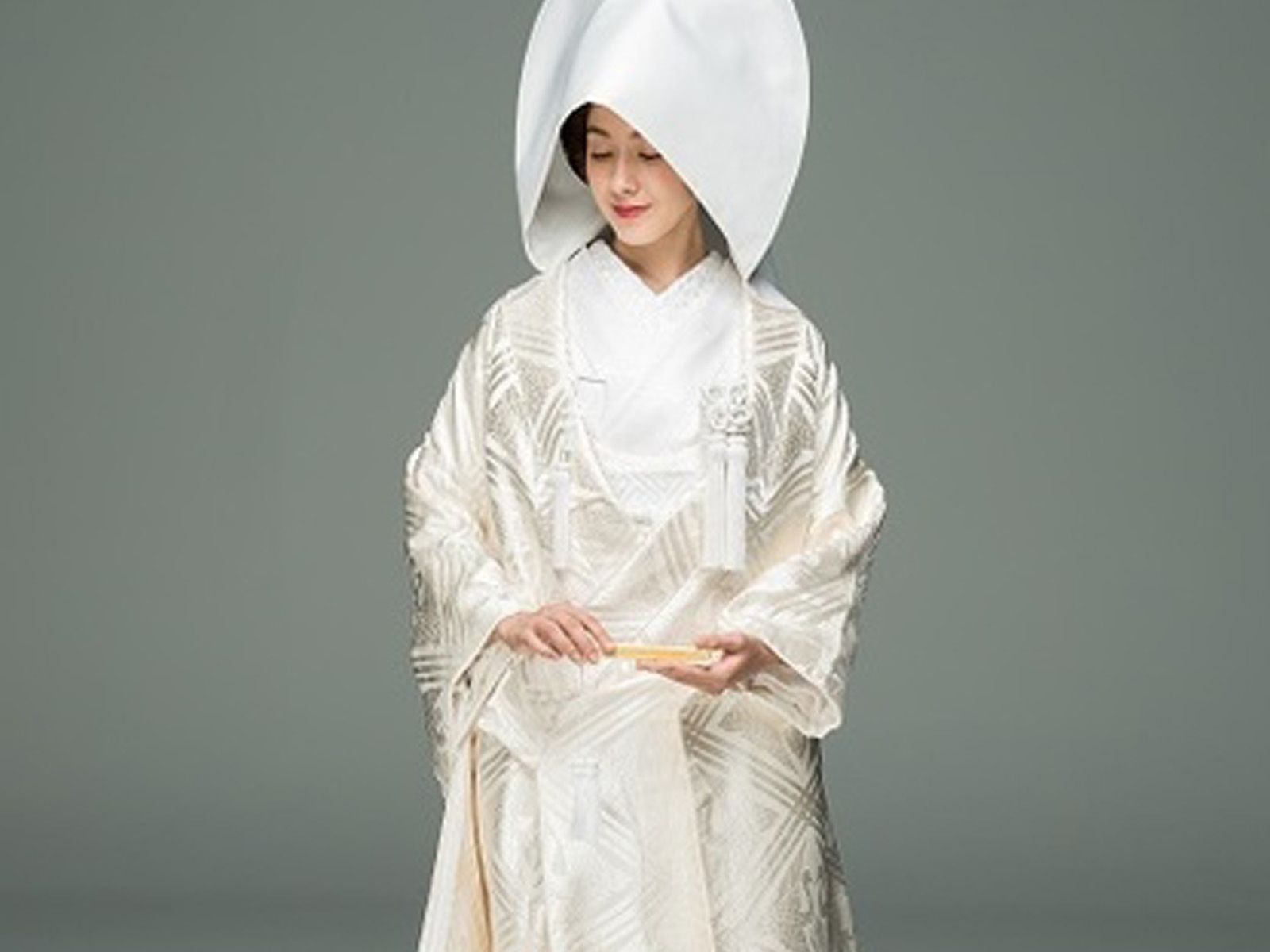 白無垢屋　帯のお花飾り ゴールド　tegara　cucuru かんざし屋Wargo 金色桜髪飾り ホワイト｜結婚式パーティーの
