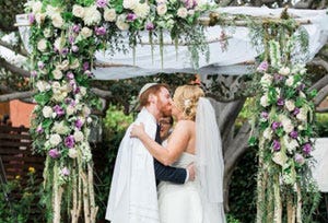 新婦を真っ黒に染める 世界の 個性溢れる 結婚式スタイル