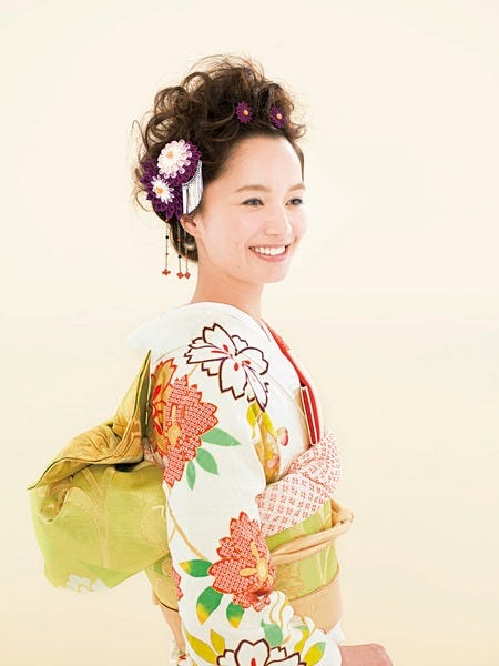 白の振袖に映える軽やかなエアリィヘアにつまみかんざしを添えて