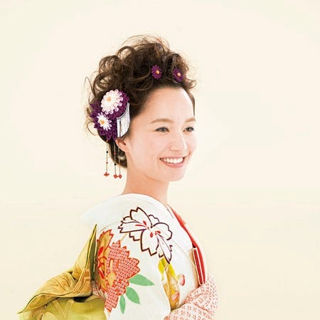 白の振袖に映える軽やかなエアリィヘアにつまみかんざしを添えて 白の振袖に映える軽やかなエアリィヘアにつまみかんざしを添えて