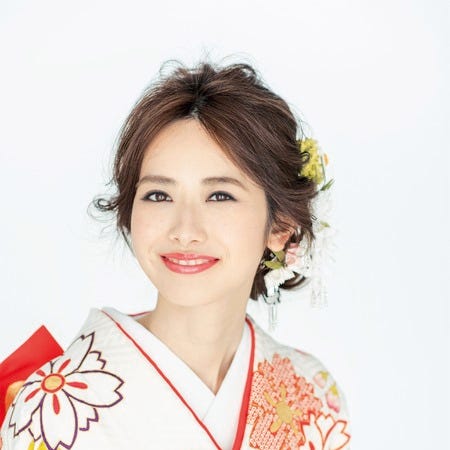 白地に桜柄の振袖につまみかんざしを合わせて可愛らしく 白地に桜柄の振袖につまみかんざしを合わせて可愛らしく