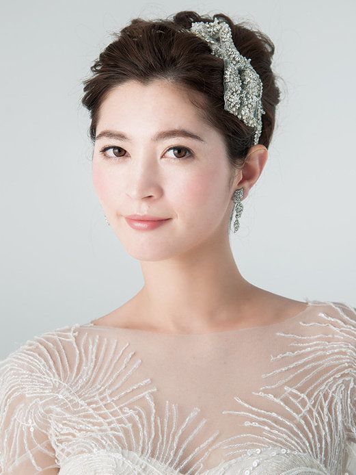 Lip, Hairstyle, Chin, Forehead, Shoulder, Eyebrow, Hair accessory, Bridal accessory, Style, Headpiece, 