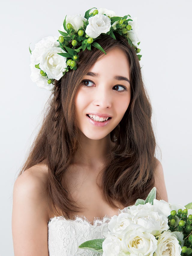 花冠はアシンメトリーにあしらって大人っぽいこなれ感を演出