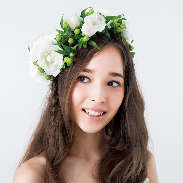 花冠はアシンメトリーにあしらって大人っぽいこなれ感を演出 花冠はアシンメトリーにあしらって大人っぽいこなれ感を演出