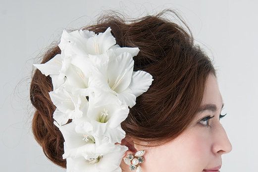 Hairstyle, Skin, Chin, Forehead, Shoulder, Petal, Hair accessory, Bridal accessory, Style, Headpiece, 