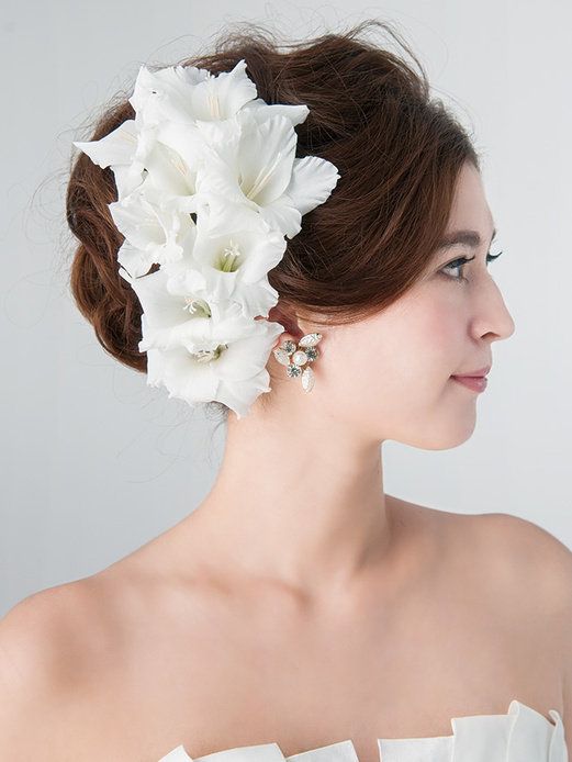 Hairstyle, Skin, Chin, Forehead, Shoulder, Petal, Hair accessory, Bridal accessory, Style, Headpiece, 