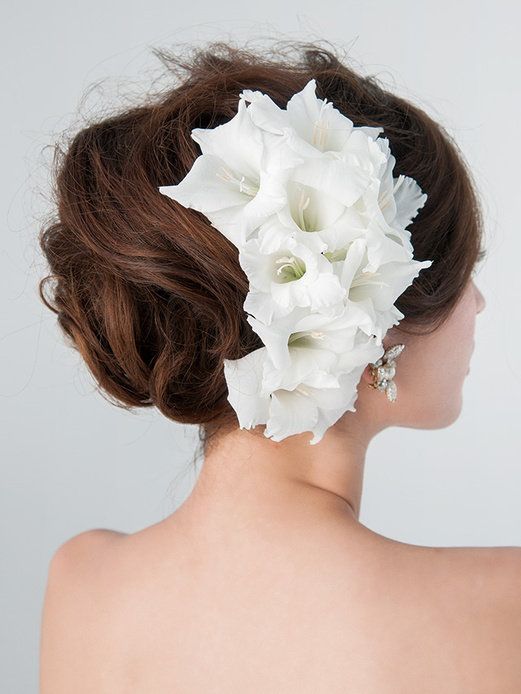 Hairstyle, Skin, Petal, Style, Beauty, Hair accessory, Photography, Bridal accessory, Artificial flower, Brown hair, 