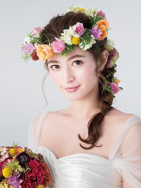 色とりどりの花冠はトーンを揃えることで上品な華やかさに 色とりどりの花冠はトーンを揃えることで上品な華やかさに