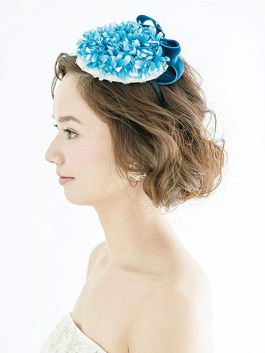 Hairstyle, Chin, Hair accessory, Shoulder, Bridal accessory, Headpiece, Fashion accessory, Style, Headgear, Costume accessory, 