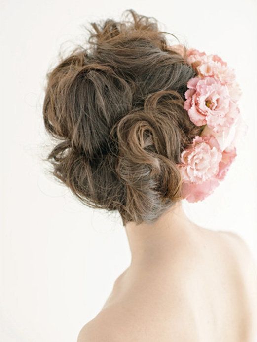 Hairstyle, Chin, Shoulder, Style, Petal, Back, Hair accessory, Neck, Brown hair, Long hair, 