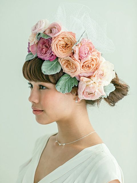 Petal, Flower, Hair accessory, Style, Headpiece, Fashion accessory, Headgear, Flowering plant, Fashion, Cut flowers, 