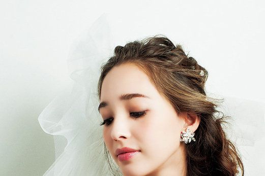 Lip, Hairstyle, Skin, Forehead, Shoulder, Eyebrow, Photograph, Bridal clothing, Joint, Bridal accessory, 