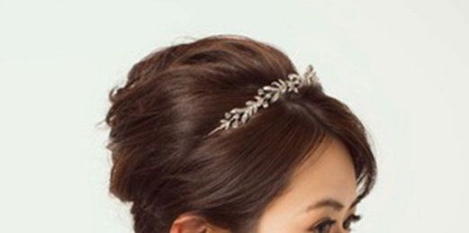 Ear, Hairstyle, Chin, Forehead, Shoulder, Eyebrow, Hair accessory, Bridal accessory, Headpiece, Style, 