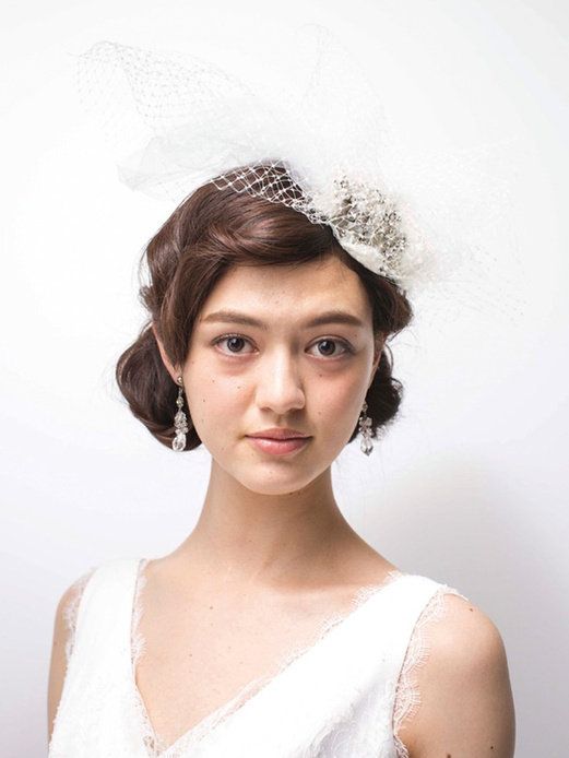 チュールやオーガンジーがあしらわれた、大ぶりのヘアアクセサリーを チュールやオーガンジーがあしらわれた、大ぶりのヘアアクセサリーを