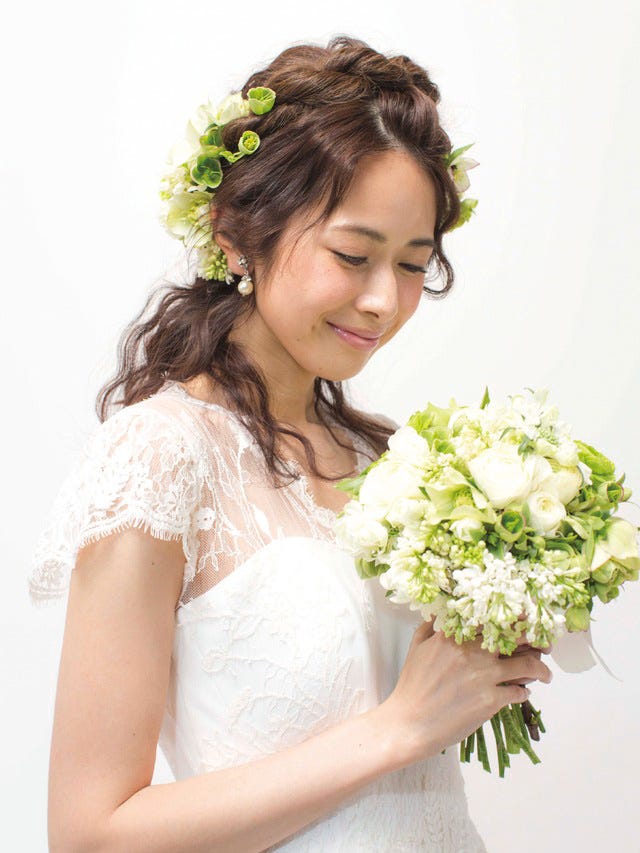 ウエーブヘアに白い小花のハーフリースでナチュラル カジュアルな花嫁に