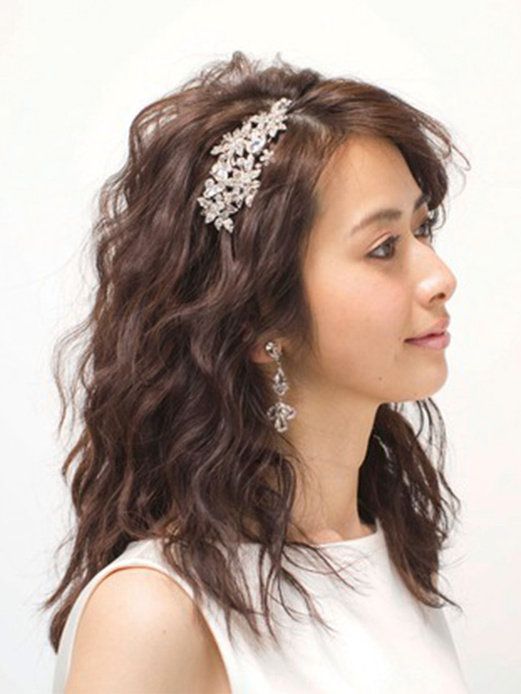 Brown, Hairstyle, Skin, Chin, Forehead, Shoulder, Eyebrow, Bridal accessory, Hair accessory, White, 