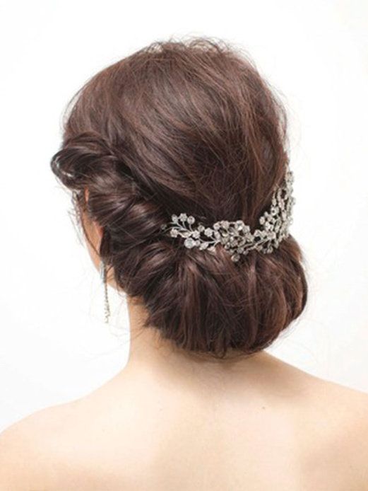 Ear, Hairstyle, Forehead, Shoulder, Hair accessory, Style, Back, Bridal accessory, Petal, Beauty, 
