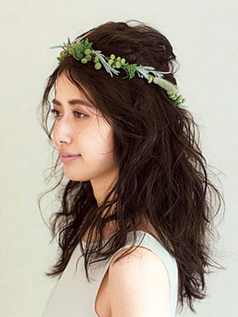 軽やかなダウンスタイルに花冠を合わせた王道ナチュラルヘア 軽やかなダウンスタイルに花冠を合わせた王道ナチュラルヘア