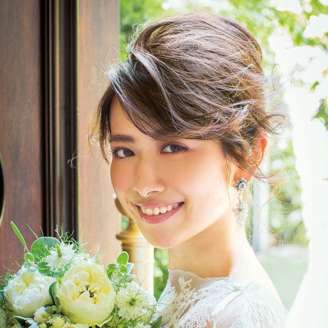 大人の余裕を感じさせるふんわり空気を含んだ夜会巻き 大人の余裕を感じさせるふんわり空気を含んだ夜会巻き