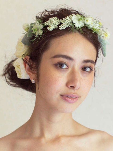 アップヘアに花冠をプラスした ほどよい甘さのアレンジ