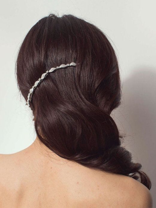 Ear, Hairstyle, Skin, Forehead, Shoulder, Joint, Style, Back, Hair accessory, Neck, 