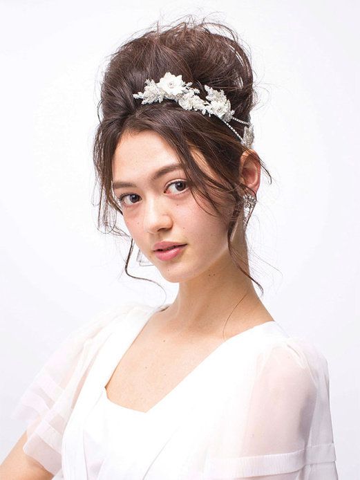 Clothing, Hairstyle, Forehead, Bridal accessory, Shoulder, Hair accessory, Headpiece, White, Style, Wedding dress, 