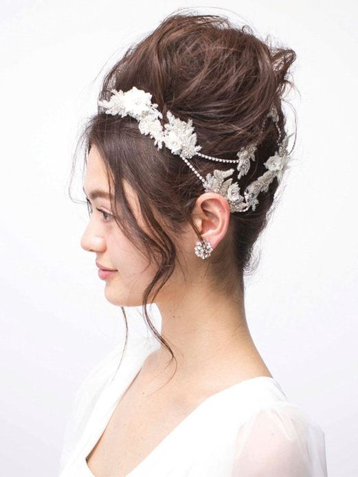 Hairstyle, Bridal accessory, Chin, Forehead, Shoulder, Eyebrow, Hair accessory, Headpiece, Style, Jaw, 