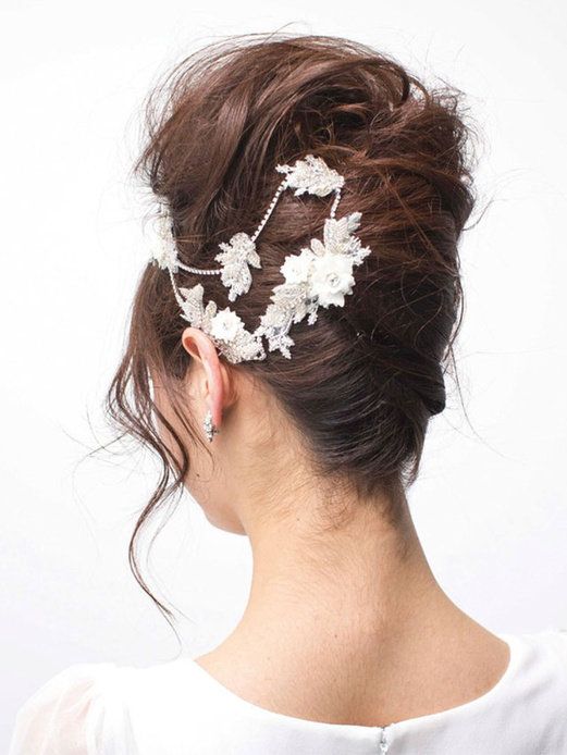 Hairstyle, Forehead, Bridal accessory, Hair accessory, Headpiece, Style, Fashion accessory, Headgear, Costume accessory, Neck, 