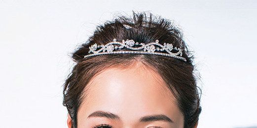 Hairstyle, Forehead, Eyebrow, Petal, Eyelash, Style, Bouquet, Beauty, Hair accessory, Fashion, 