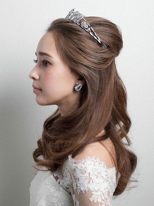 Lip, Hairstyle, Forehead, Eyebrow, Hair accessory, White, Dress, Headpiece, Style, Fashion accessory, 