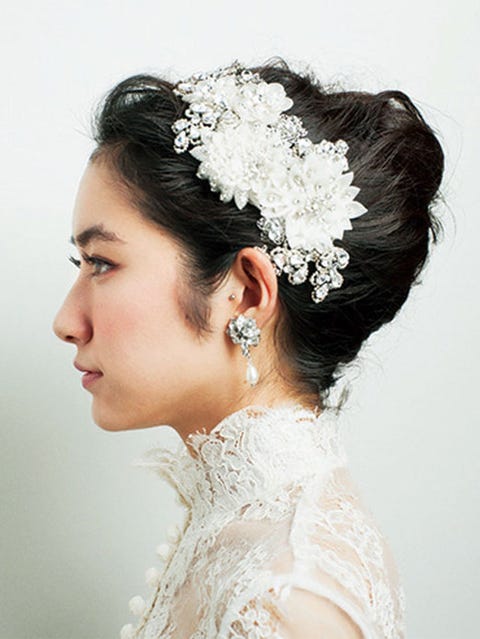 夜会巻きをぐっと華やかにする大きなヘアアクセサリーがポイント 夜会巻きをぐっと華やかにする大きなヘアアクセサリーがポイント