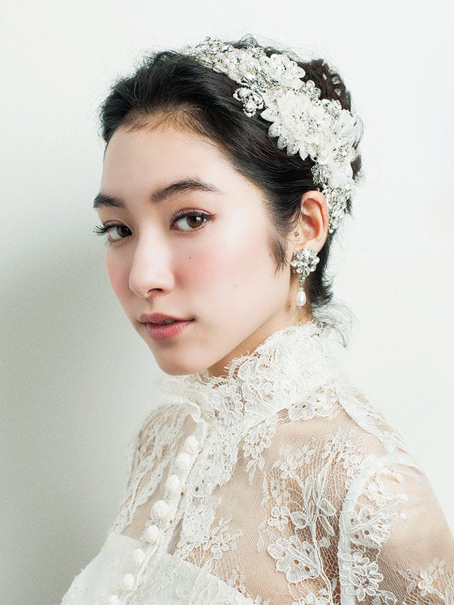 夜会巻きをぐっと華やかにする大きなヘアアクセサリーがポイント