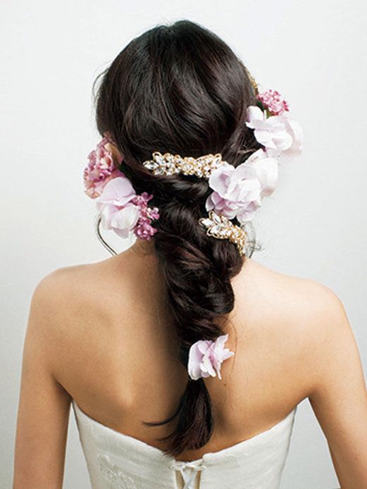 Clothing, Hairstyle, Petal, Skin, Forehead, Shoulder, Bridal accessory, Hair accessory, Joint, Style, 