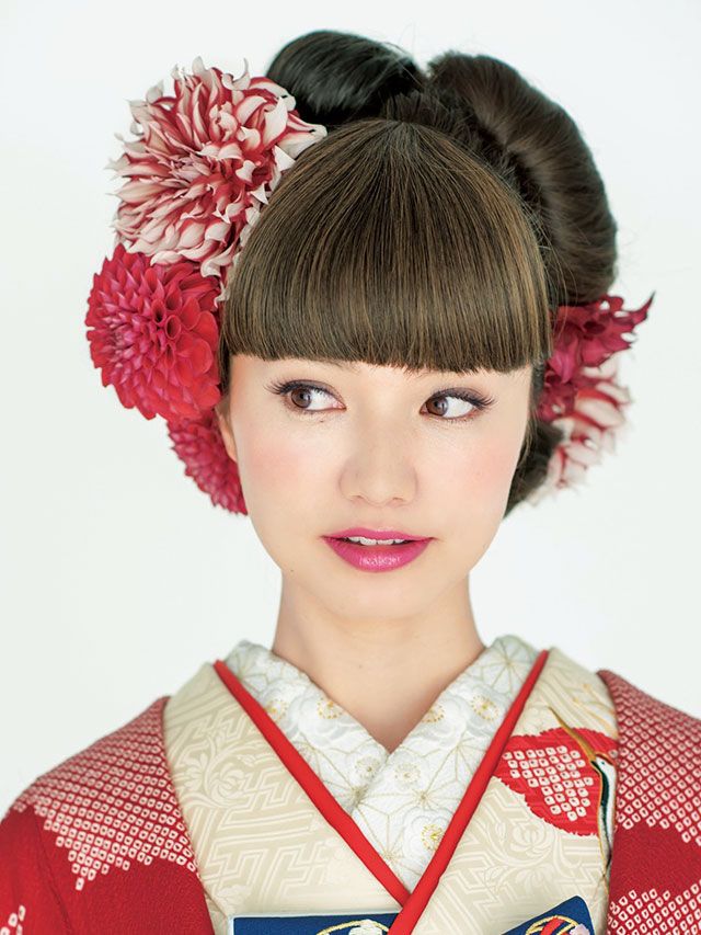 日本髪を思わせるシニヨンスタイルでクラシック モダンに